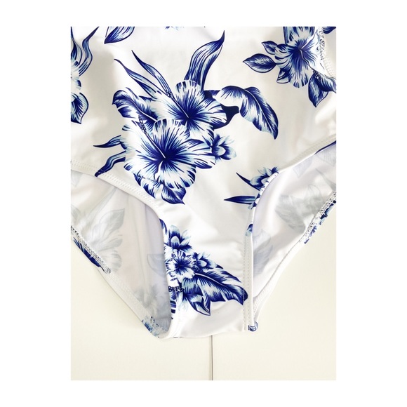 Long sleeve one piece Swimsuit - Picture 6 of 14